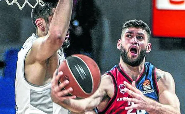 Garino intenta anotar a aro paso ante Bitadze (Buducnost). 