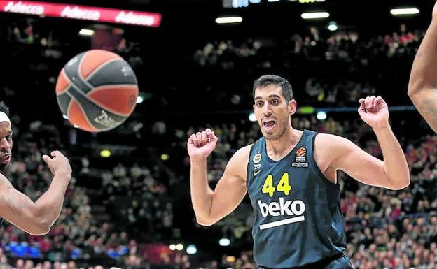 Duverioglu, la torre titular del Fenerbahce ayer, y Nunnally reclaman al árbitro que el saque de banda les favorece. 