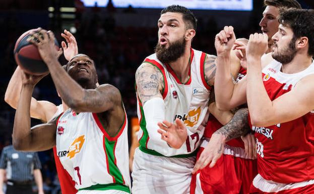 Una jugada del partido entre el Baskonia y el Manresa en el Buesa Arena. 