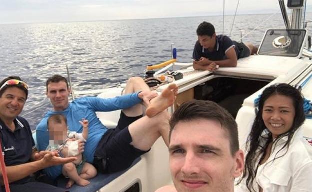 Janning disfruta de relajantes paseos en barco en Sicilia junto a su familia.
