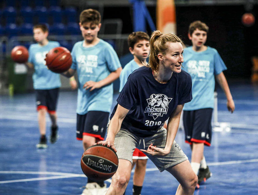 Fotos: Los niños del campus del Baskonia saltan a la cancha