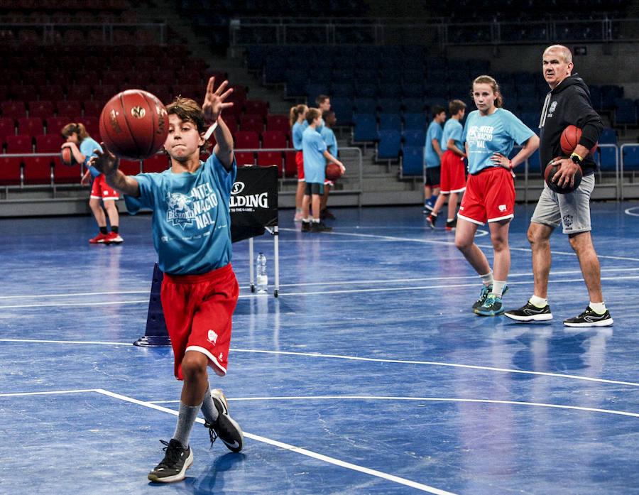 Fotos: Los niños del campus del Baskonia saltan a la cancha