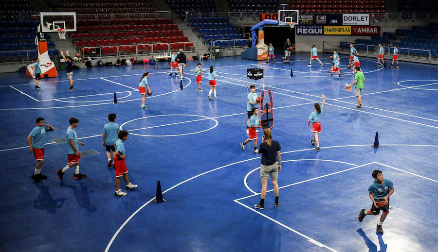 Fotos: Los niños del campus del Baskonia saltan a la cancha