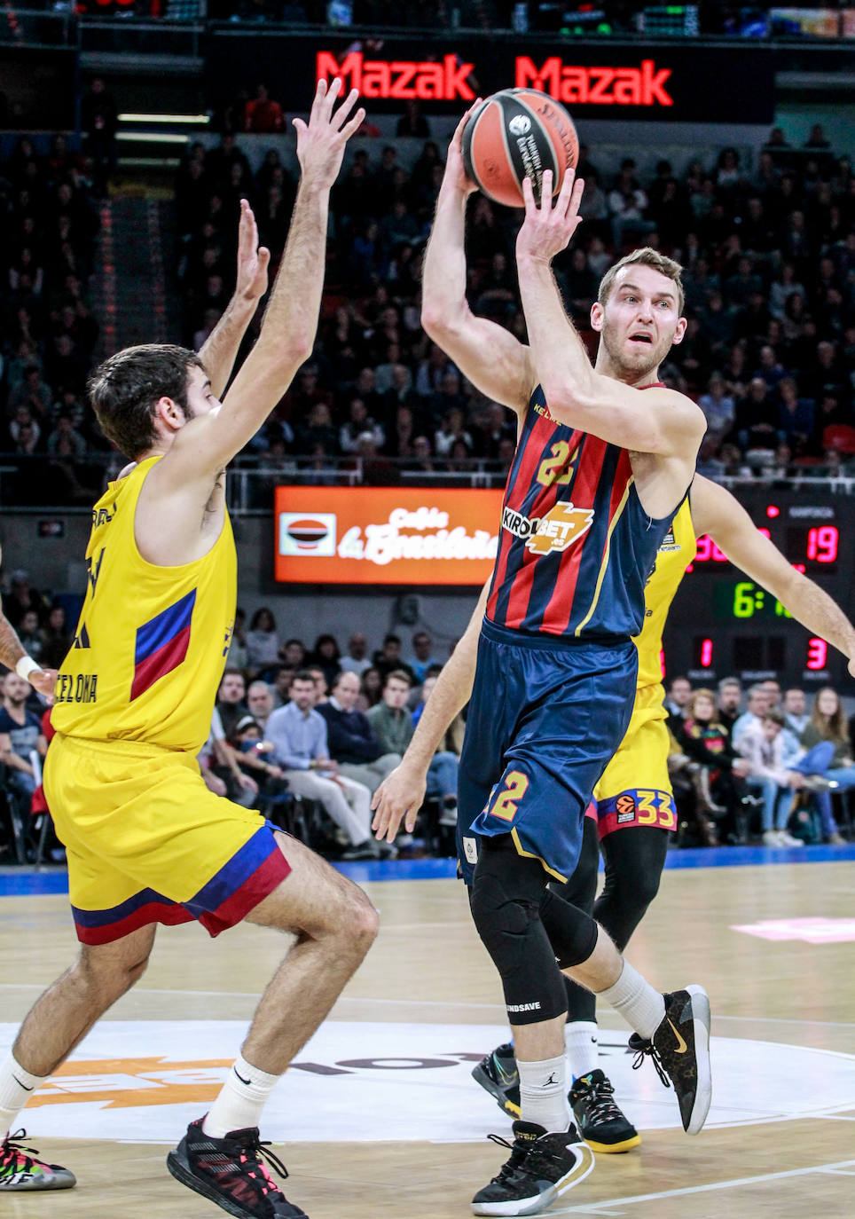 Fotos: Las mejores imágenes del Baskonia - Barcelona de Euroliga 2019