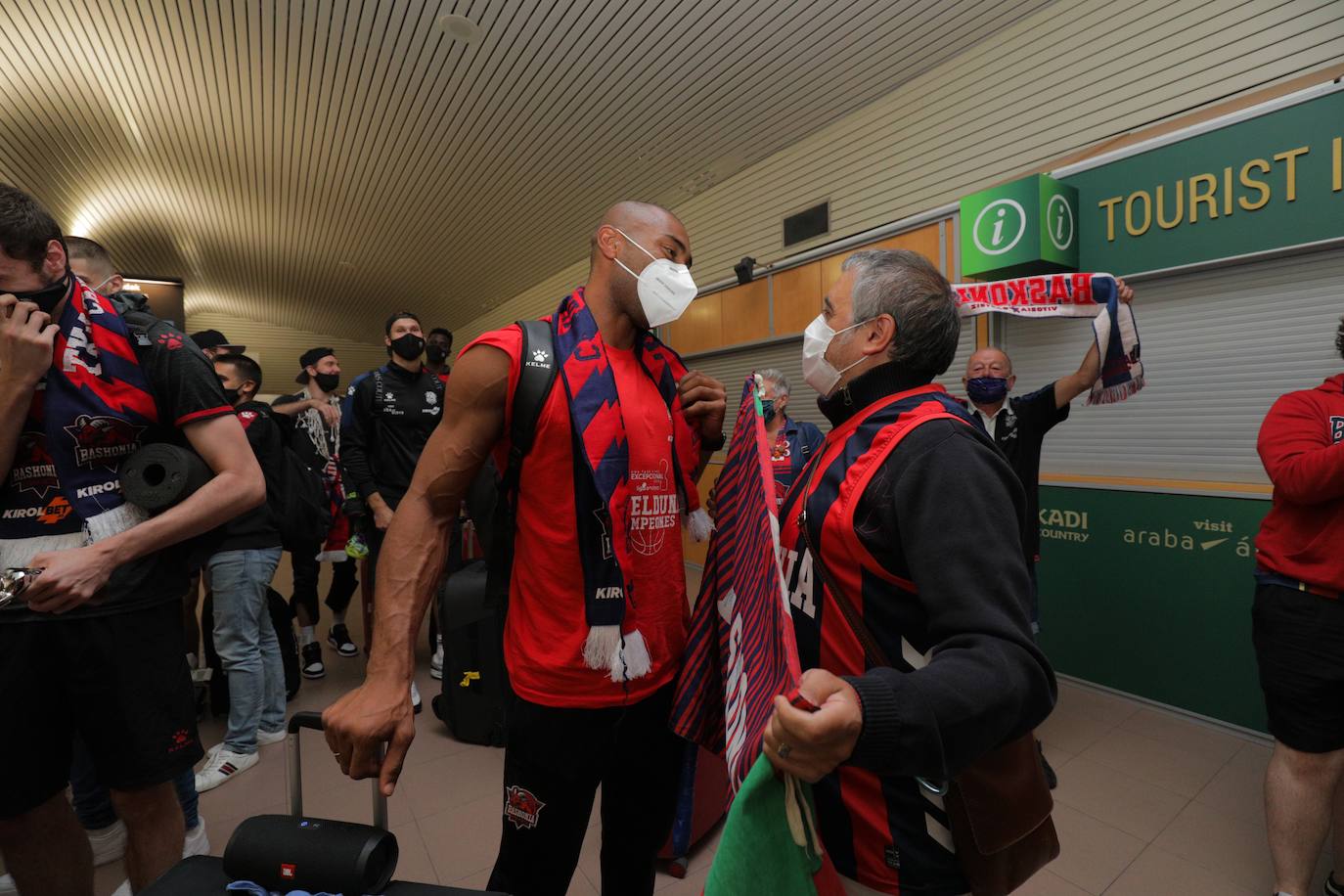 La expedición baskonista ha llegado de madrugada al aeropuerto de Foronda.