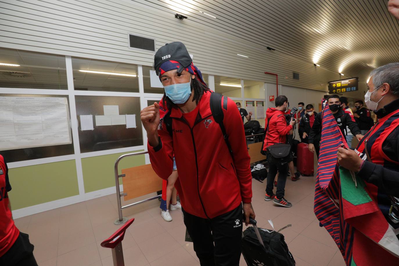 La expedición baskonista ha llegado de madrugada al aeropuerto de Foronda.