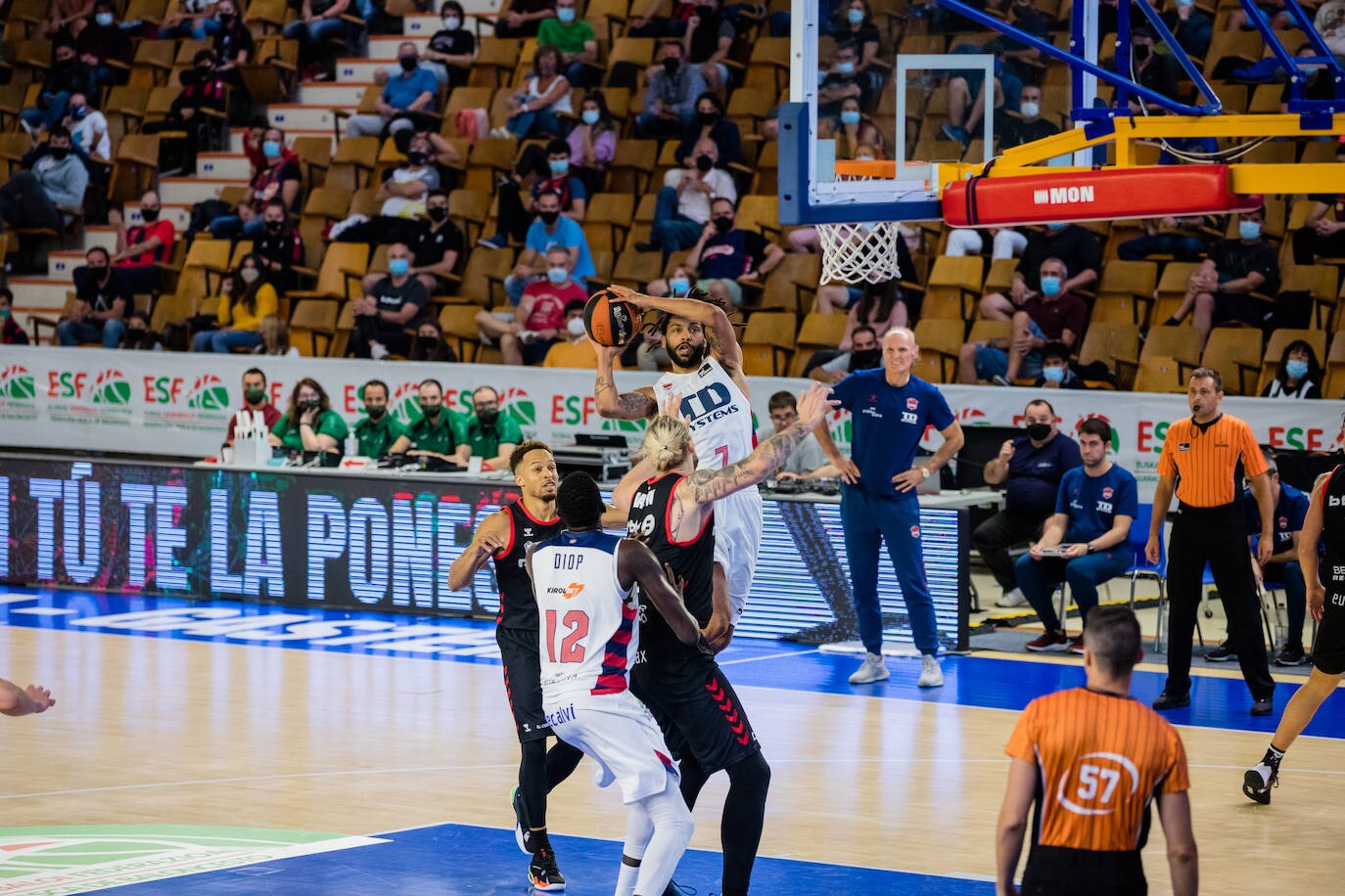 Fotos: Las mejores imágenes del Baskonia - Bilbao Basket de la Euskal Kopa