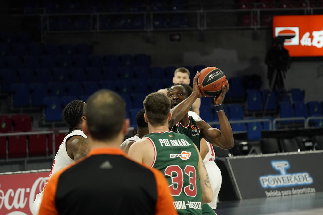 Fotos: LAs mejores imágenes del Baskonia - Bayern