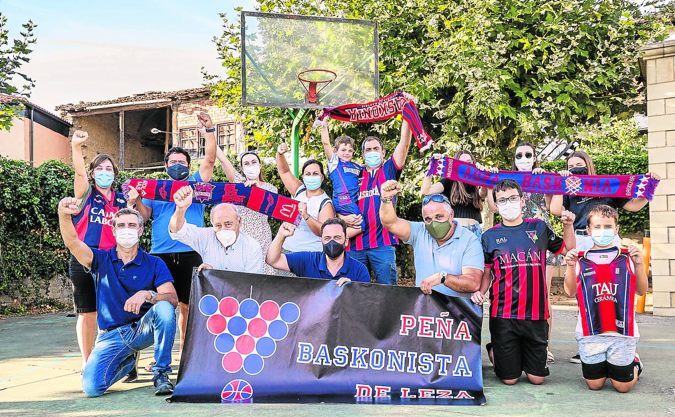 Una nutrida representación de Baskonistas de Leza, en plena forma para volver a sus butacas en el Buesa Arena