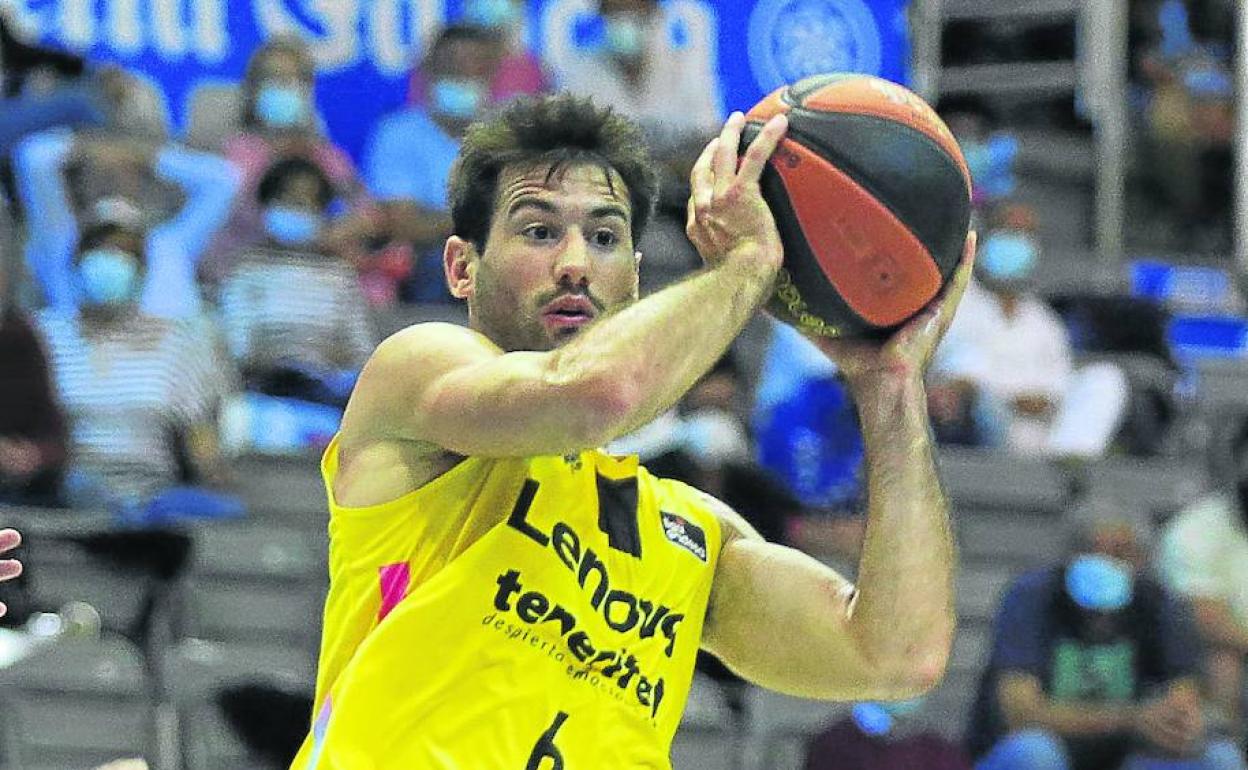 Bruno Fitipaldo, durante un partido con el Lenovo Tenerife esta campaña. 