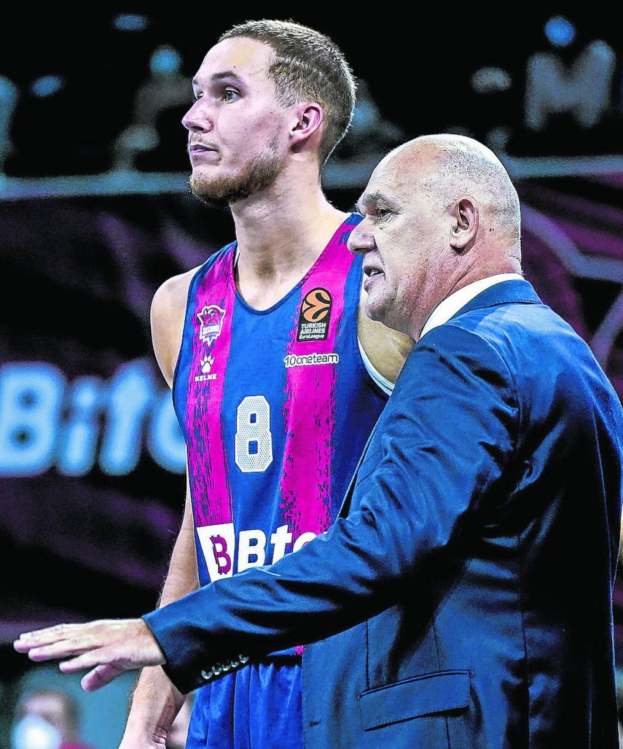 Tadas Sedekerskis recibe instrucciones de Spahija antes de saltar a cancha. 