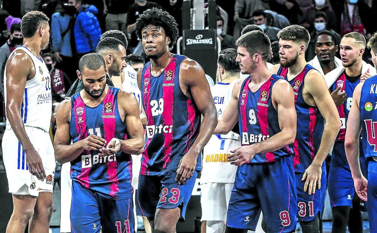 La plantilla del Baskonia, durante el último duelo liguero ante el Bilbao Basket en el Buesa Arena. 