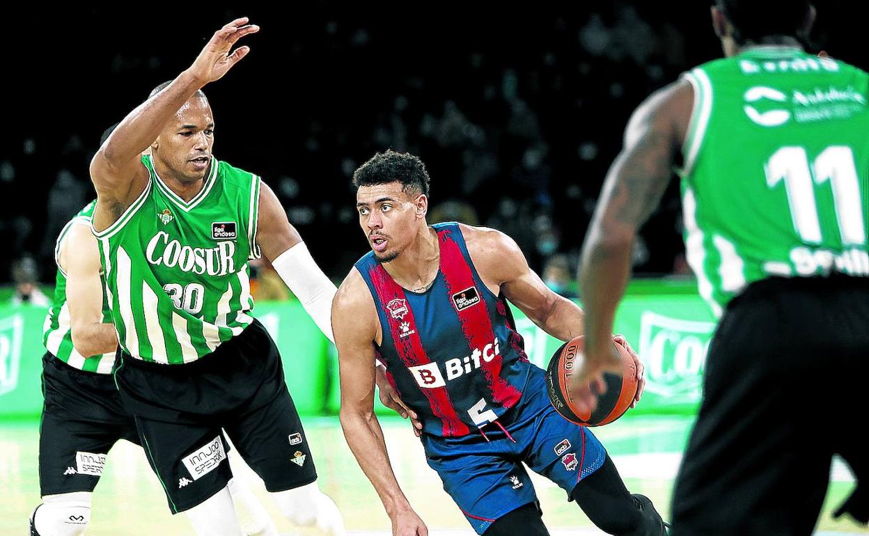 Wade Baldwin supera con el bote a Eulis Báez en el apuradísimo triunfo azulgrana frente al Coosur Betis. 