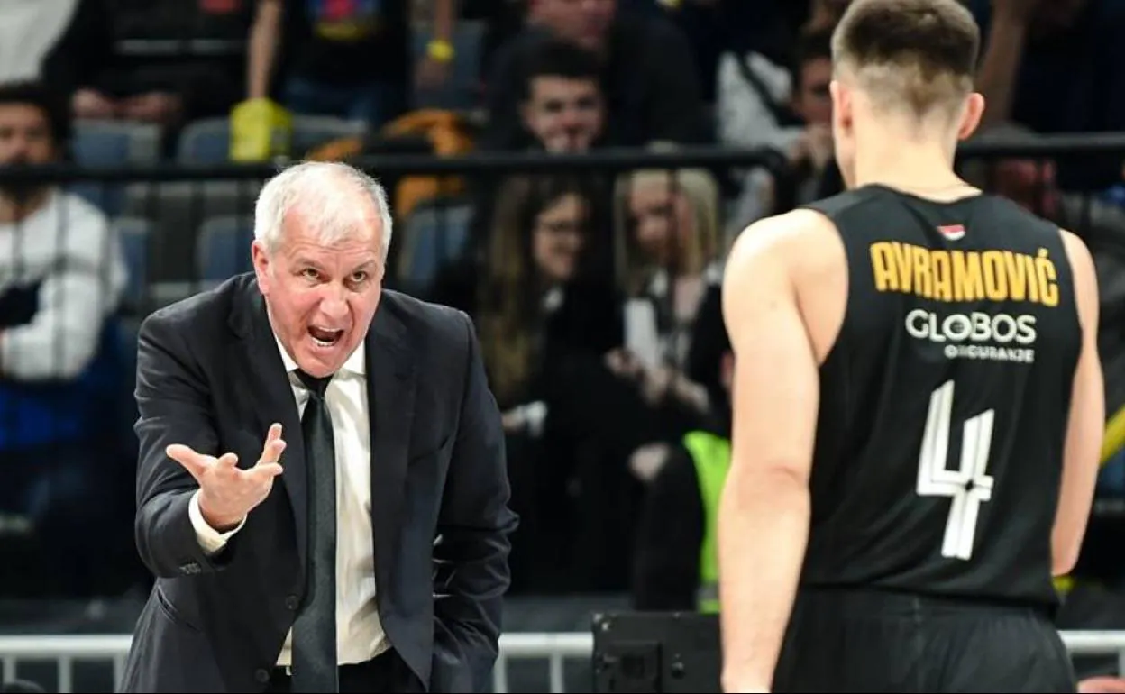 Obradovic da indicaciones a Avramovic, uno de los jugadores que debutará este año en la Euroliga