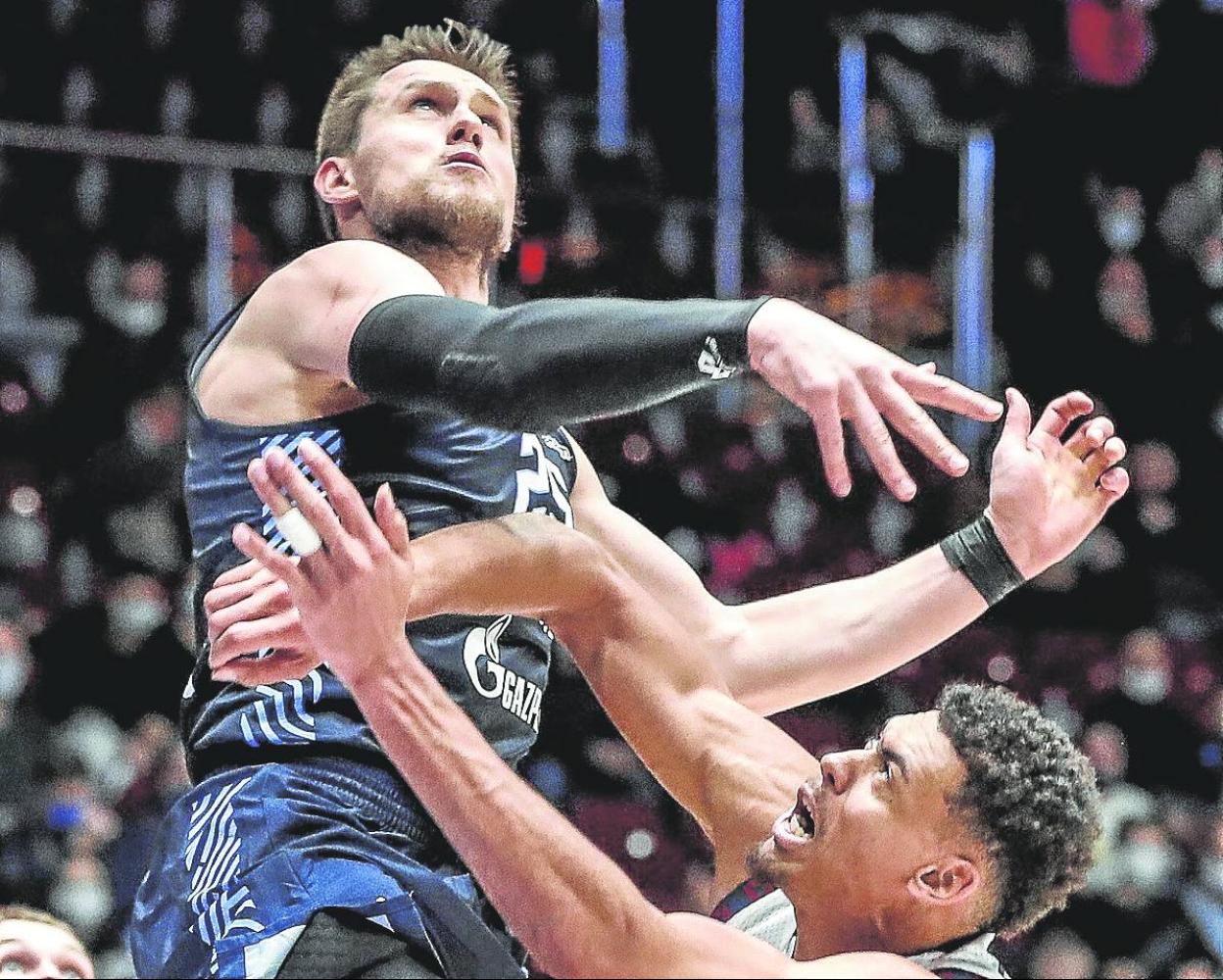 Mateusz Ponitka se eleva ante Wade Baldwin en un Baskonia-Zenit de la Euroliga.