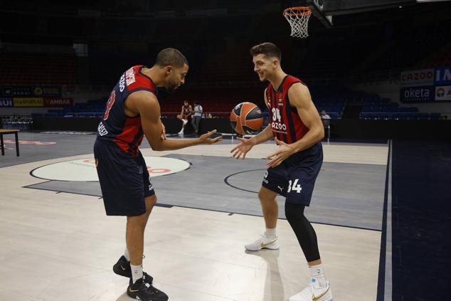 Thompson y Hommes trabajan en su conexión sobre la pista.