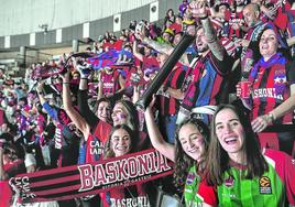 La afición baskonista capitaneó la juerga desde la hora del vermú y arengo al equipo tras la derrota