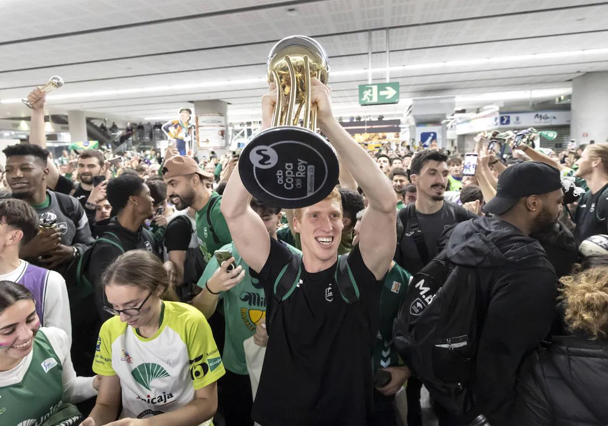 Llegada de los jugadores del Unicaja al aeropuerto de Málaga.