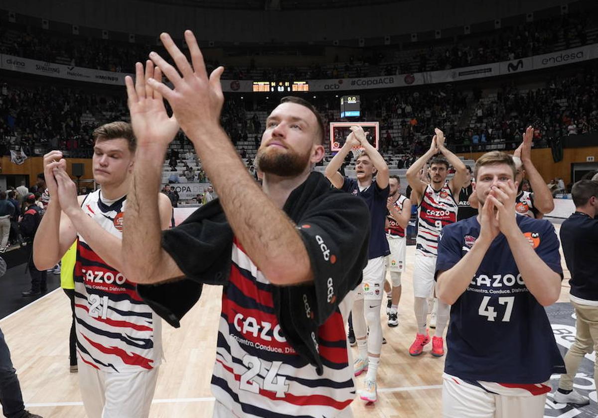 Costello aplaude a la afición tras el caer en Copa contra el Joventut.