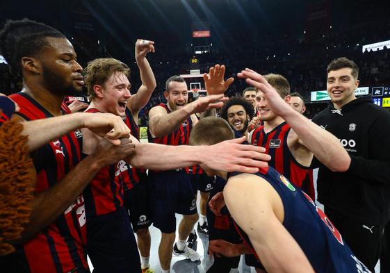 La plantilla felicita a collejas a Savkov por sus primeros puntos con el Baskonia.