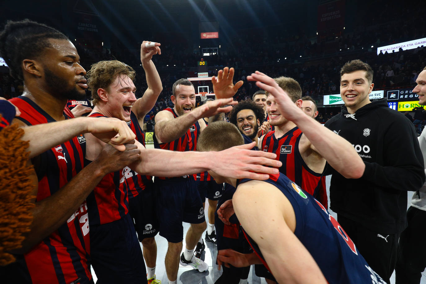 La plantilla felicita a collejas a Savkov por sus primeros puntos con el Baskonia.