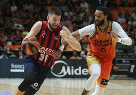 Rokas Giedraitis avanza con el balón durante el encuentro ante el Valencia Basket.