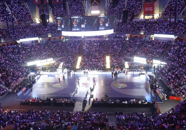 Las gradas del Buesa Arena, iluminadas por las pulseras en el partido inaugural de la pasada temporada.