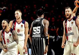 Los jugadores del Baskonia celebran el triunfo final.