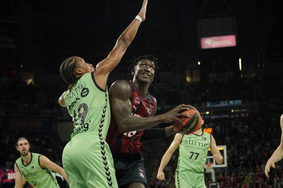Khalifa Diop se abre paso hacia el aro durante el derbi ante el Bilbao Basket.