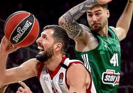 Mirotic avanza hacia el aro tras superar a Juancho Hernangómez.