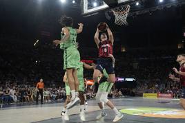 Marinkovic intenta encestar bajo el aro del Bilbao Basket en el derbi de la primera vuelta.