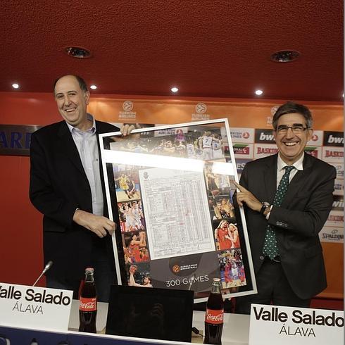 Jordi Bertomeu, director ejecutivo de la Euroliga, durante la entrega a Josean Querejeta, presidente del Baskonia, de una reproducción del acta del primer partido del Baskonia en la Euroliga, como recuerdo de los 300 encuentros del Baskonia en Euroliga