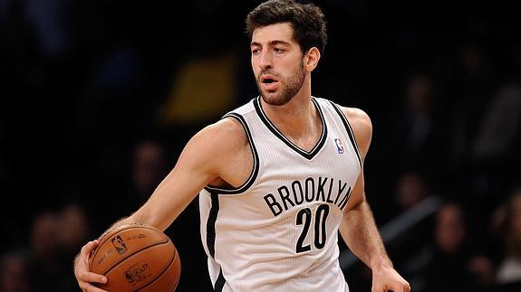 Shengelia con la camiseta de los Nets.