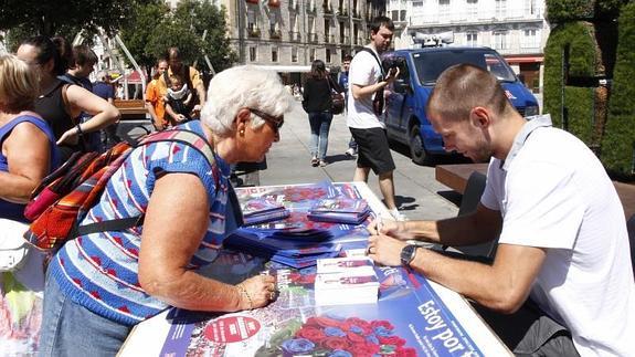 El jugador frances firma un autógrafo a una aficionada del Baskonia. 