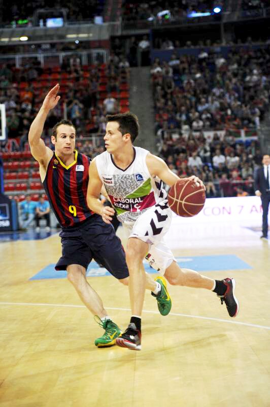 Thomas Heurtel, defendido por Huertas, en el choque de Supercopa en Vitoria. 