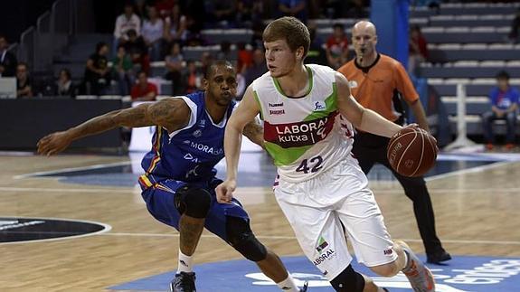 El jugador del Laboral Kutxa Davis Bertans conduce al balón ante Betinho Gomes, del MoraBanc Andorra.