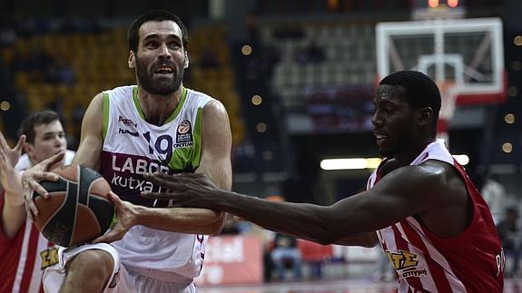 San Emeterio, en el partido en El Pireo donde el Olympiacos venció por 63 - 57. 