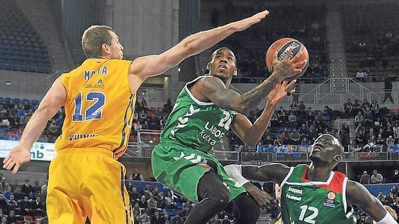 Darius Adams realiza una espectacular entrada ante Monia en el duelo ante el Khimki.