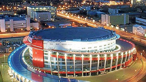 Vista panorámica nocturna del Megasport Arena de Moscú, ahora sede de los partidos del CSKA. 