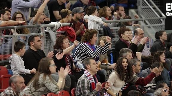 La afición azulgrana disfrutó sin susto alguno del triunfo ante el CAI y arropó la notable actuación de Alberto Corbacho