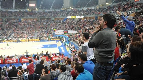 La afición baskonista recrimina una acción durante el partido. 