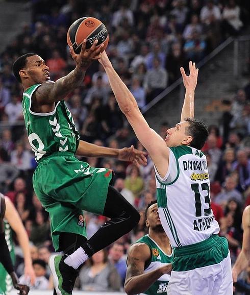 Adams suelta una bandeja anet Diamantidis, de Panathinaikos. 