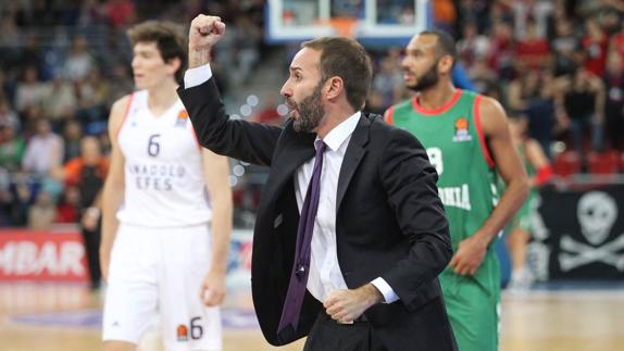 Sito Alonso gesticula durante el partido de Euroliga disputado en el Buesa. 