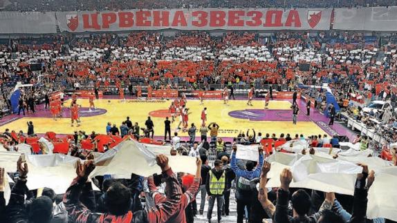 Imagen panorámica del Kombank Arena en los momentos previos al inicio de un partido del Estrella Roja