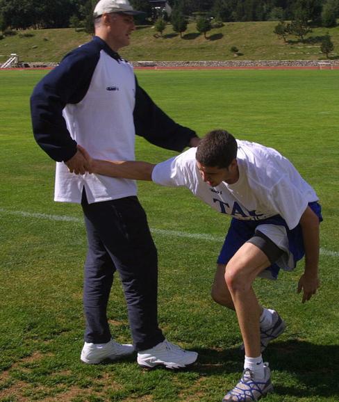 Dusko levanta a Vidal del suelo durante un entrenamiento, en 2001.