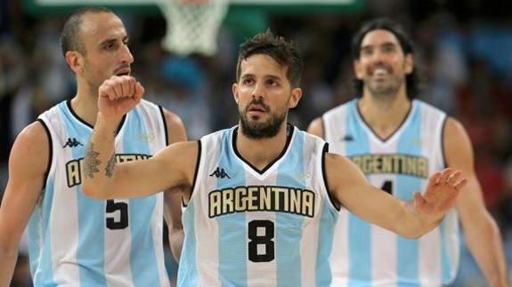 Nicolás Laprovittola, escoltado por Manu Ginobili y Luis Scola.