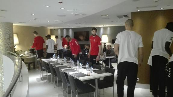 La plantilla vitoriana recupera fuerzas en el hotel.