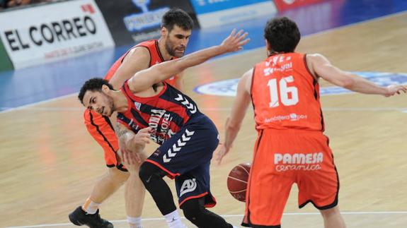 San Emeterio defiende a Larkin en un lance del partido.