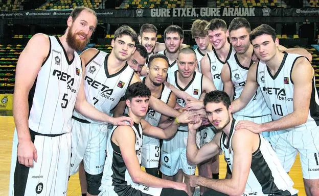 La plantilla del RETAbet Bilbao Basket, con la ausencia de Rafa Huertas, posa ayer en Miribilla junto al lema 'Nuestra casa, nuestras reglas' durante el 'Media Day' de la Copa de la Princesa.