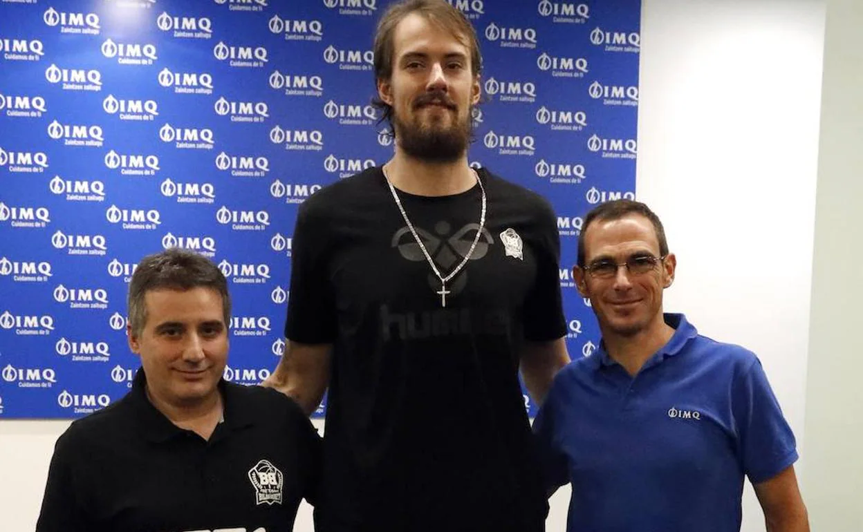 A la derecha, el médico Pablo Aranda, a la izquierda, el director deportivo del RETAbet Bilbao Basket Rafa Pueyo, en el centro de la imagen el pívot checo Ondrej Balvinde 2,17 metros de estatura.